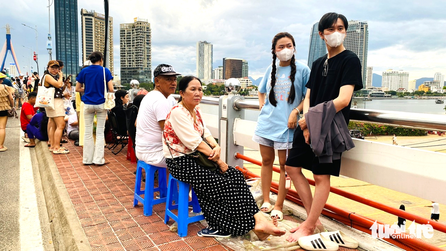 3 tiếng trước đêm chung kết pháo hoa quốc tế Đà Nẵng, người dân kín bờ sông Hàn giữ chỗ  - Ảnh 2.