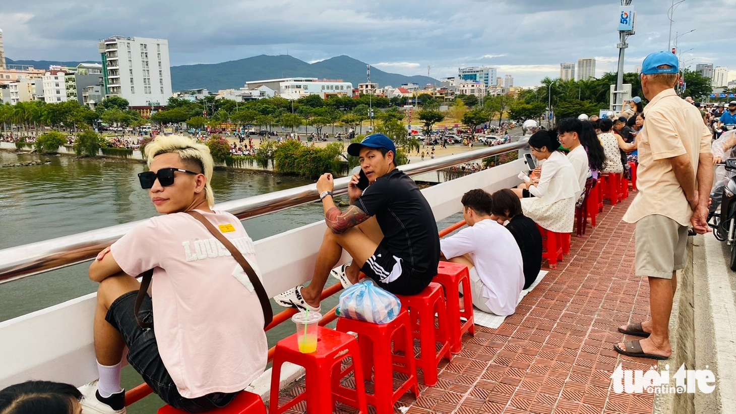 3 tiếng trước đêm chung kết pháo hoa quốc tế Đà Nẵng, người dân kín bờ sông Hàn giữ chỗ  - Ảnh 3.