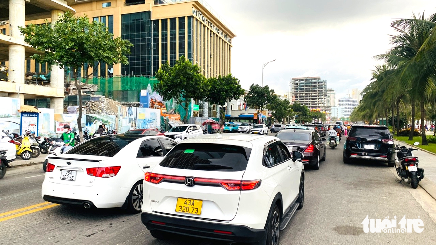 3 tiếng trước đêm chung kết pháo hoa quốc tế Đà Nẵng, người dân kín bờ sông Hàn giữ chỗ  - Ảnh 4.