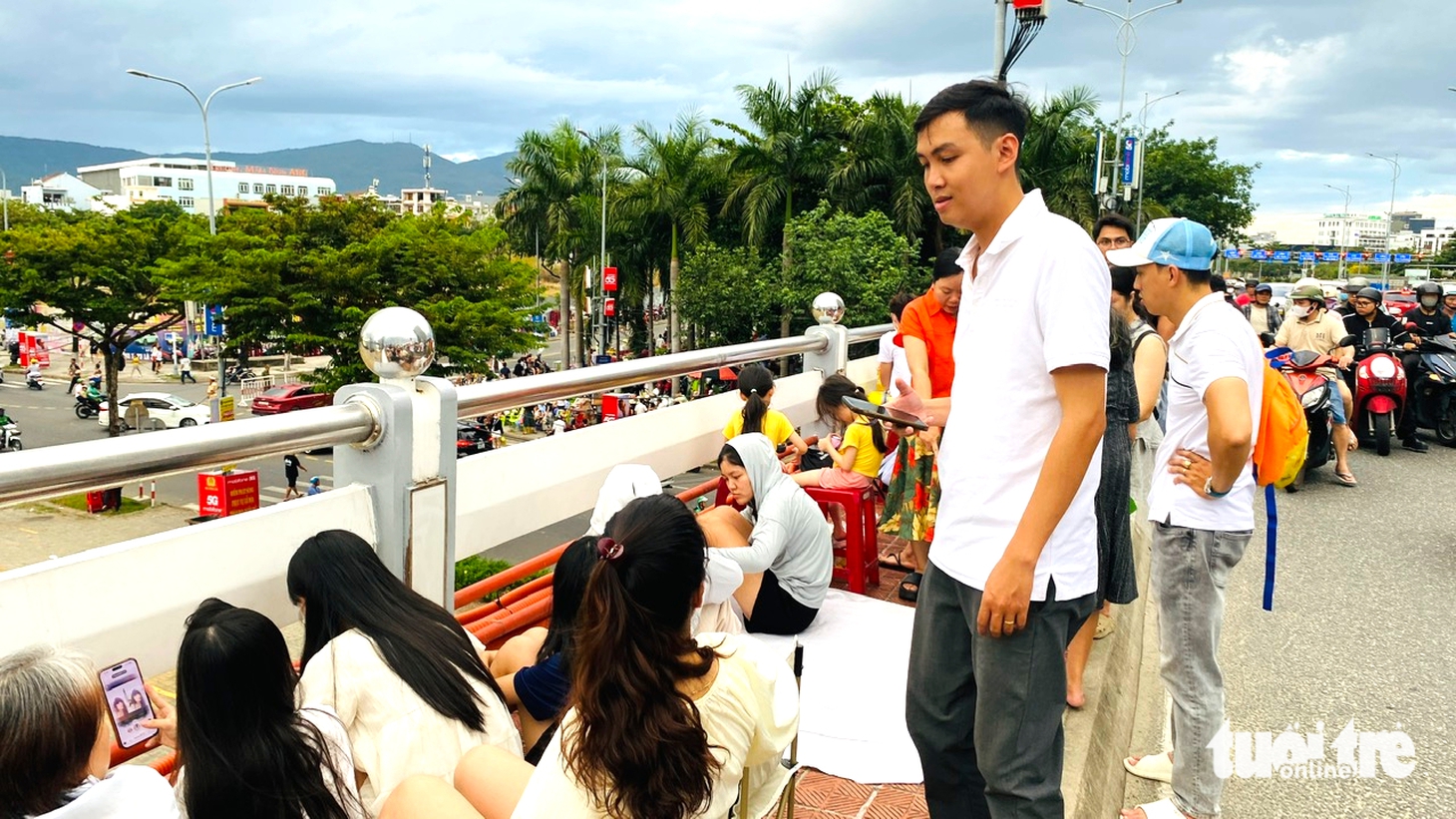 3 tiếng trước đêm chung kết pháo hoa quốc tế Đà Nẵng, người dân kín bờ sông Hàn giữ chỗ  - Ảnh 8.