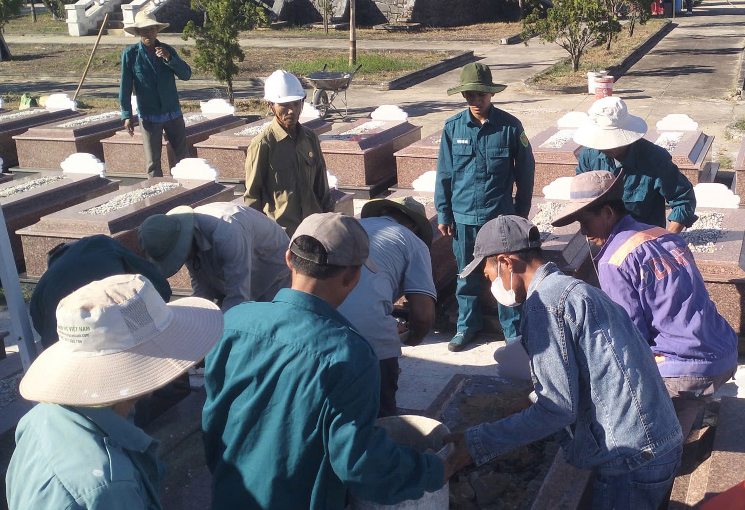 Tấm ảnh chàng trai bong tróc nửa khuôn mặt, khi lấy mẫu hài cốt liệt sĩ - Ảnh 1.