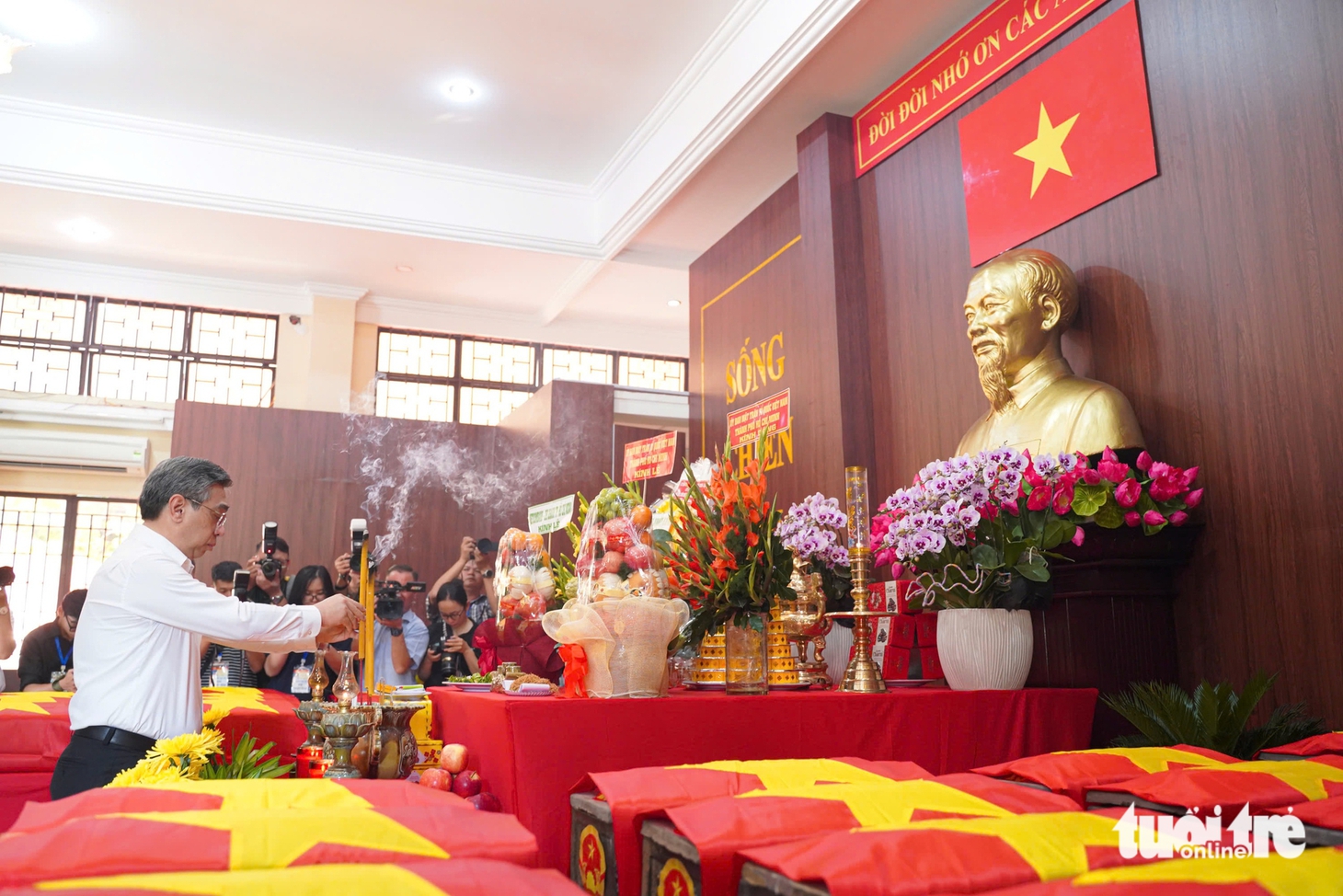 Phó Bí thư Thành uỷ Nguyễn Phước Lộc dâng hương liệt sĩ và động viên lực lượng tìm kiếm tại công viên Lê Thị Riêng - Ảnh 1.