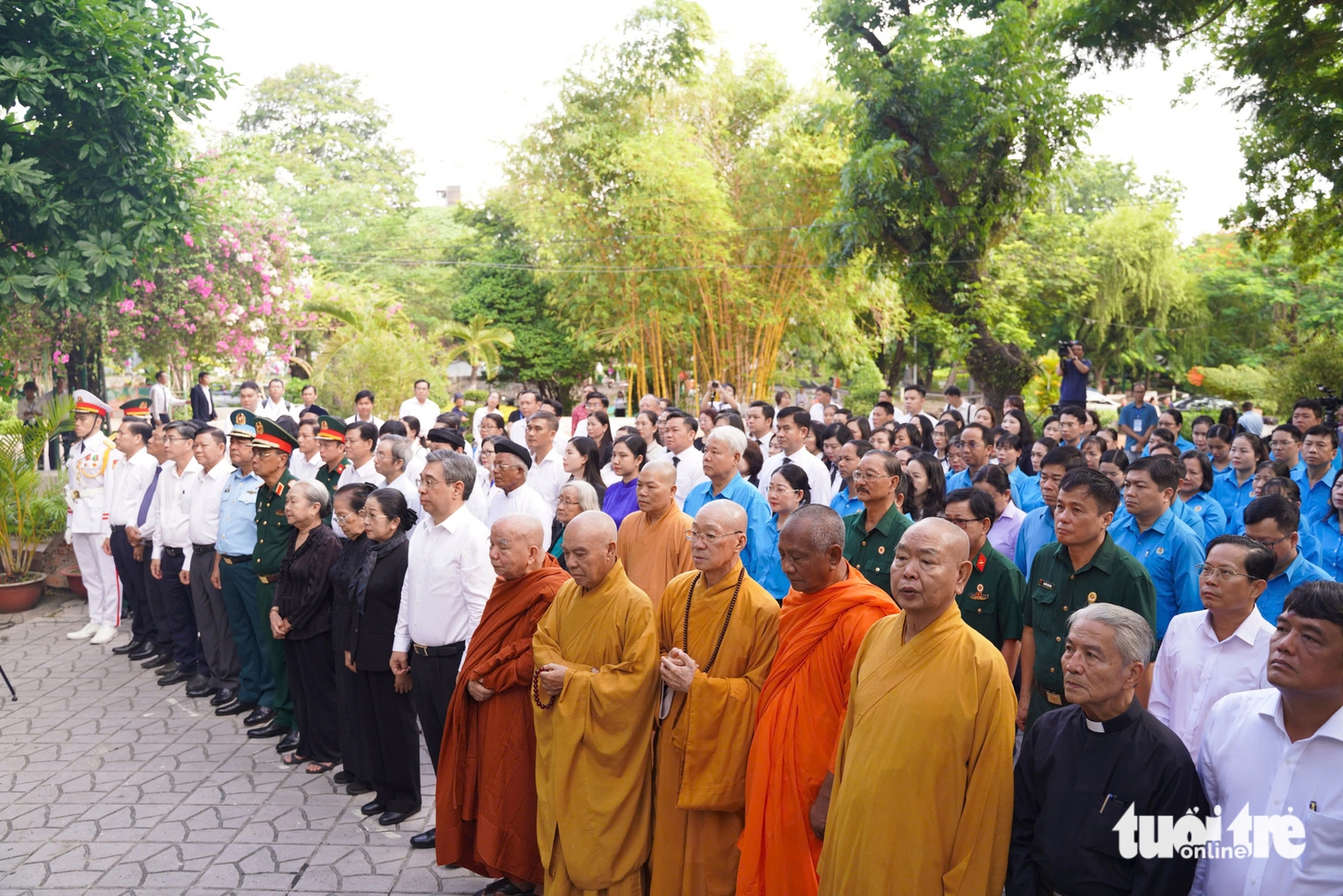 Phó Bí thư Thành uỷ Nguyễn Phước Lộc dâng hương liệt sĩ và động viên lực lượng tìm kiếm tại công viên Lê Thị Riêng - Ảnh 2.