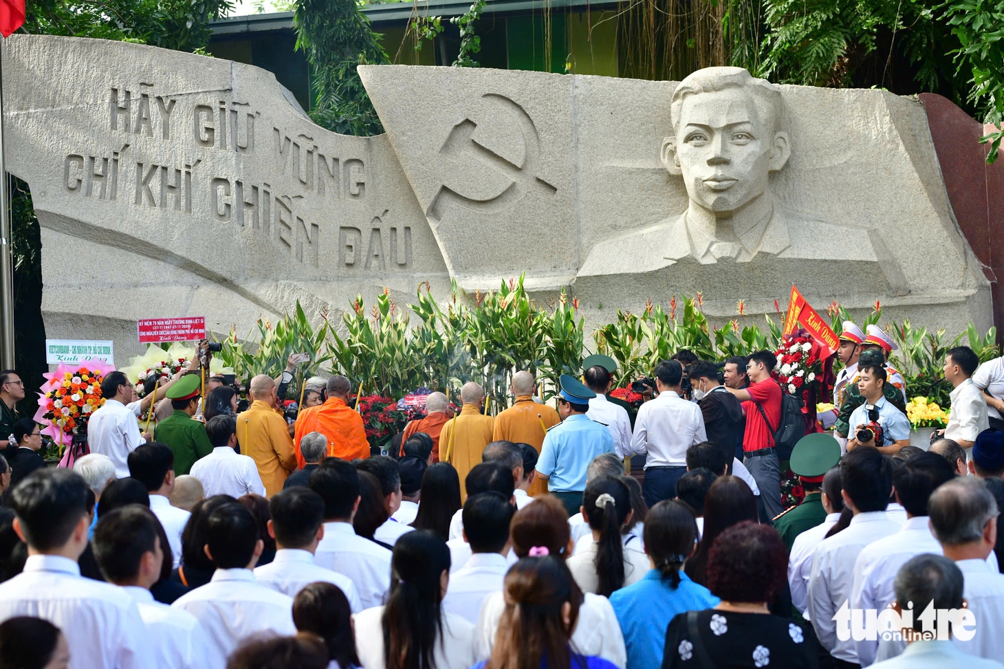 Phó Bí thư Thành uỷ Nguyễn Phước Lộc dâng hương liệt sĩ và động viên lực lượng tìm kiếm tại công viên Lê Thị Riêng - Ảnh 3.