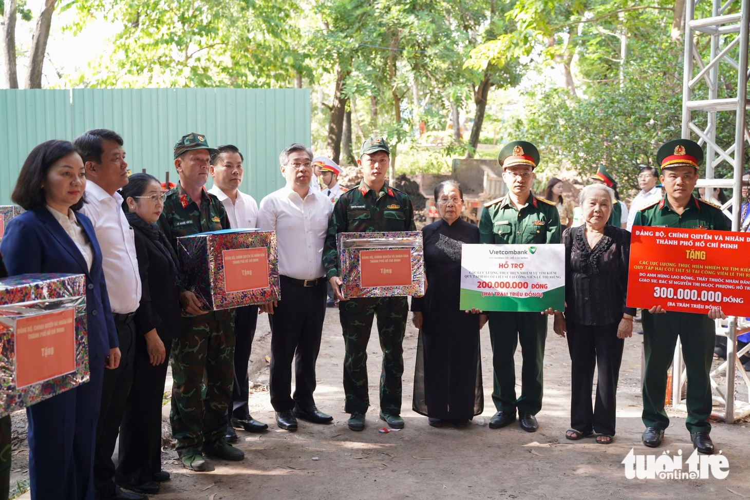 Phó Bí thư Thành uỷ Nguyễn Phước Lộc dâng hương liệt sĩ và động viên lực lượng tìm kiếm tại công viên Lê Thị Riêng - Ảnh 5.