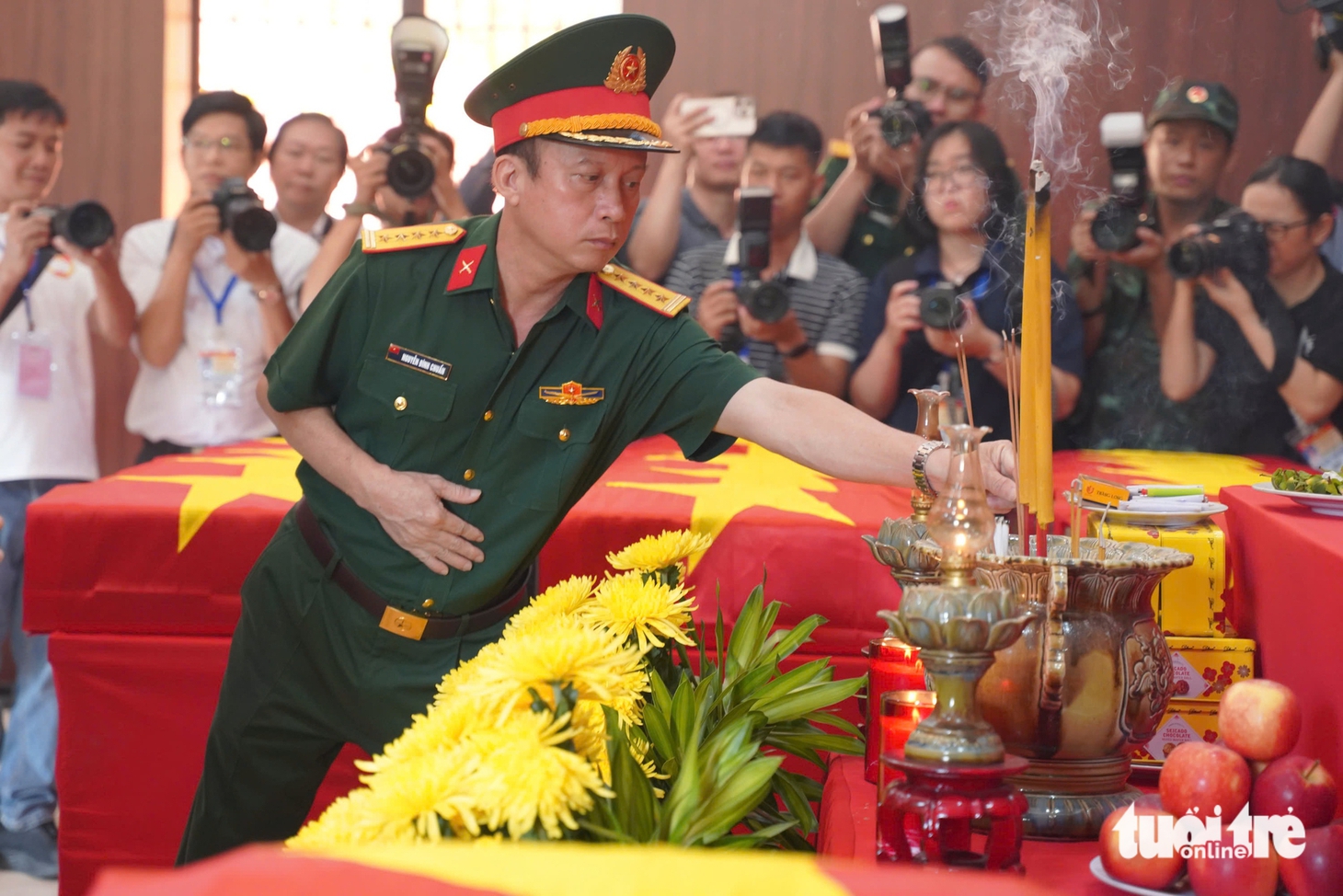 Phó Bí thư Thành uỷ Nguyễn Phước Lộc dâng hương liệt sĩ và động viên lực lượng tìm kiếm tại công viên Lê Thị Riêng - Ảnh 6.