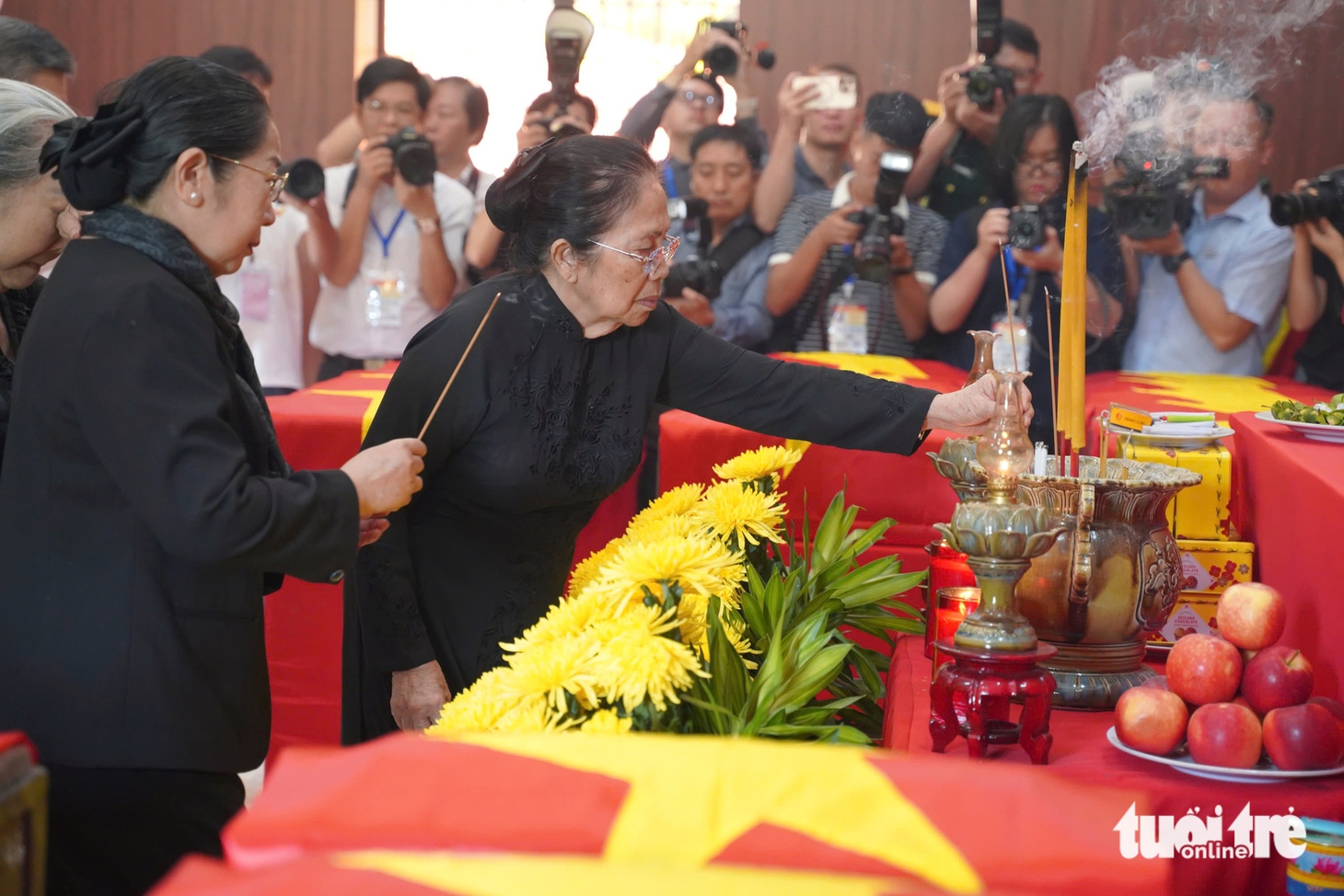 Phó Bí thư Thành uỷ Nguyễn Phước Lộc dâng hương liệt sĩ và động viên lực lượng tìm kiếm tại công viên Lê Thị Riêng - Ảnh 7.