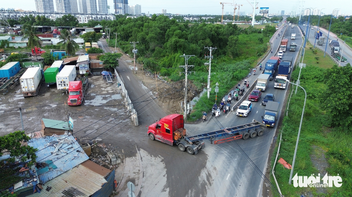 Xe cộ vẫn ra vào các bãi xe đường Võ Chí Công, đe dọa an toàn người dân khu đông TP.HCM - Ảnh 1.