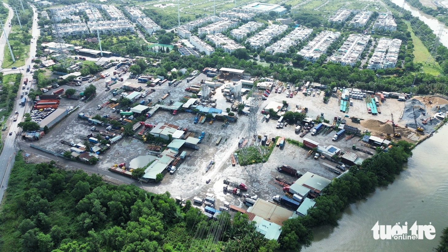 Xe cộ vẫn ra vào các bãi xe đường Võ Chí Công, đe dọa an toàn người dân khu đông TP.HCM - Ảnh 2.