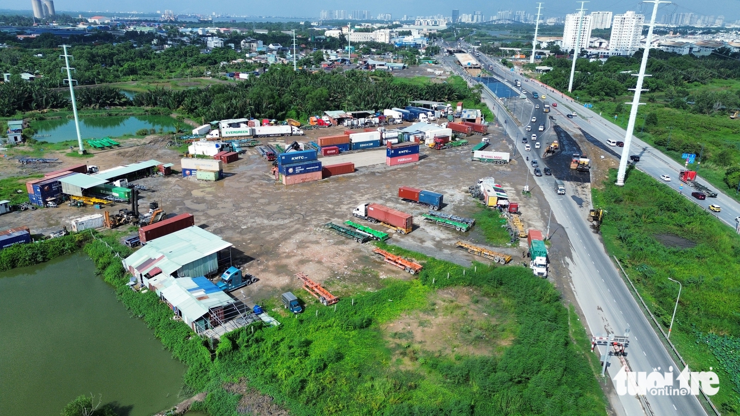 Xe cộ vẫn ra vào các bãi xe đường Võ Chí Công, đe dọa an toàn người dân khu đông TP.HCM - Ảnh 4.