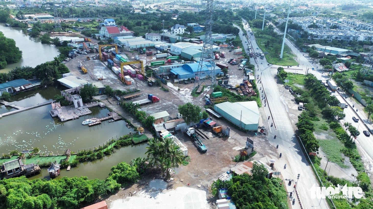 Xe cộ vẫn ra vào các bãi xe đường Võ Chí Công, đe dọa an toàn người dân khu đông TP.HCM - Ảnh 5.