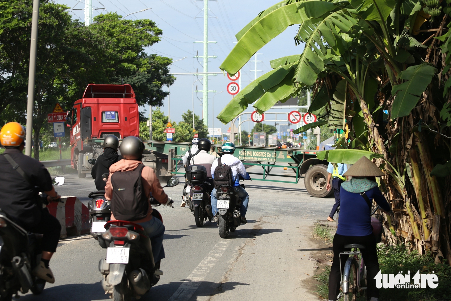 Xe cộ vẫn ra vào các bãi xe đường Võ Chí Công, đe dọa an toàn người dân khu đông TP.HCM - Ảnh 6.