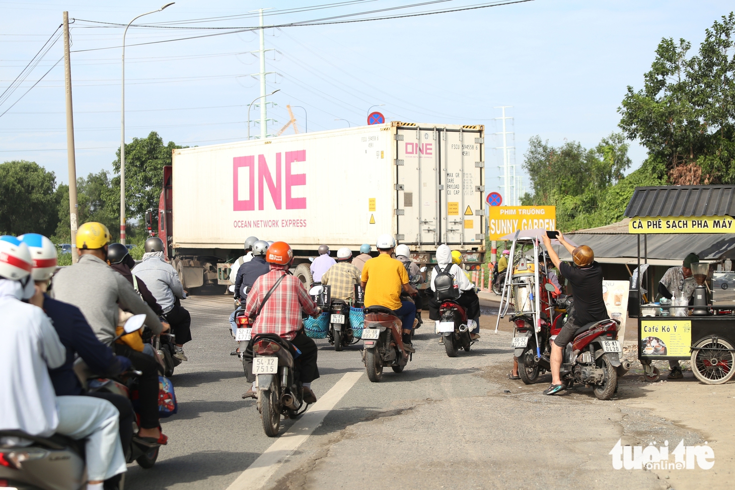 Xe cộ vẫn ra vào các bãi xe đường Võ Chí Công, đe dọa an toàn người dân khu đông TP.HCM - Ảnh 7.