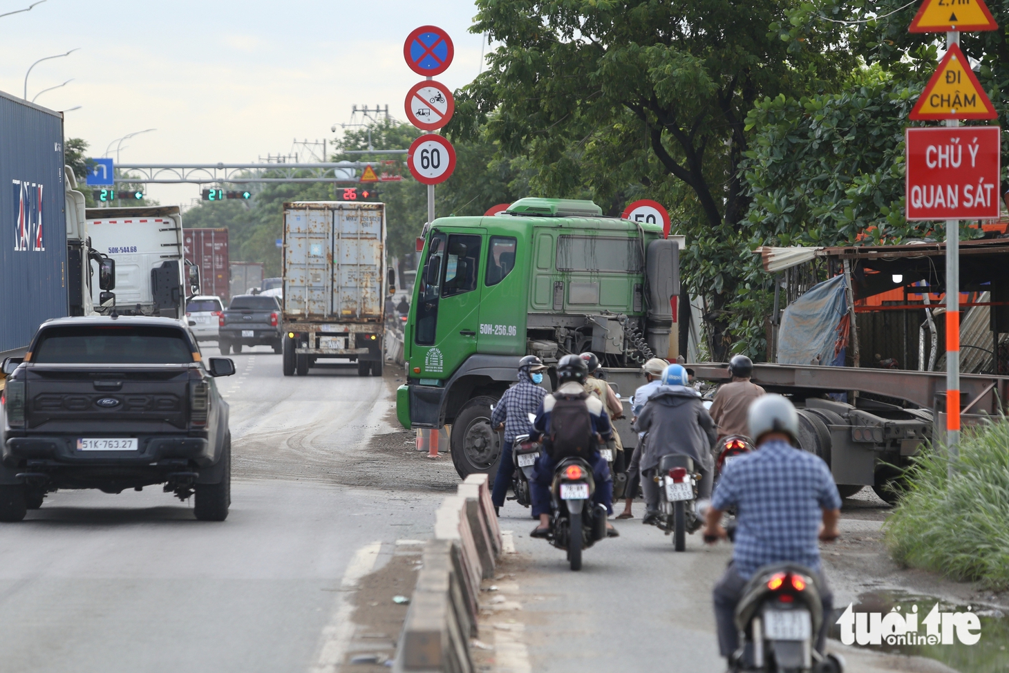 Xe cộ vẫn ra vào các bãi xe đường Võ Chí Công, đe dọa an toàn người dân khu đông TP.HCM - Ảnh 9.