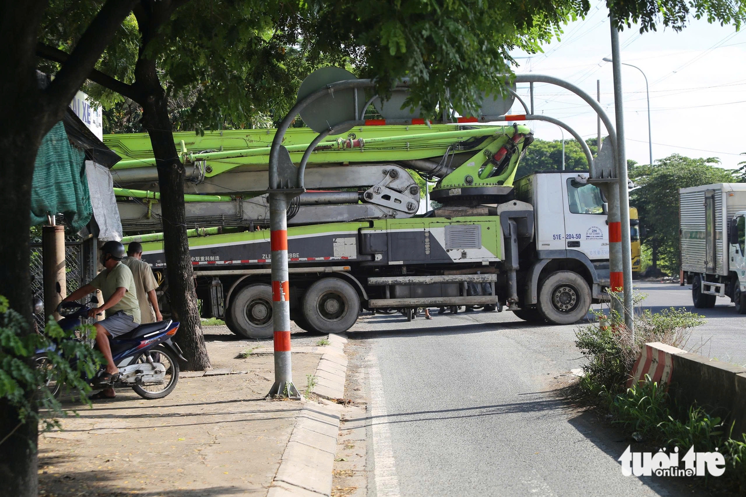 Xe cộ vẫn ra vào các bãi xe đường Võ Chí Công, đe dọa an toàn người dân khu đông TP.HCM - Ảnh 10.