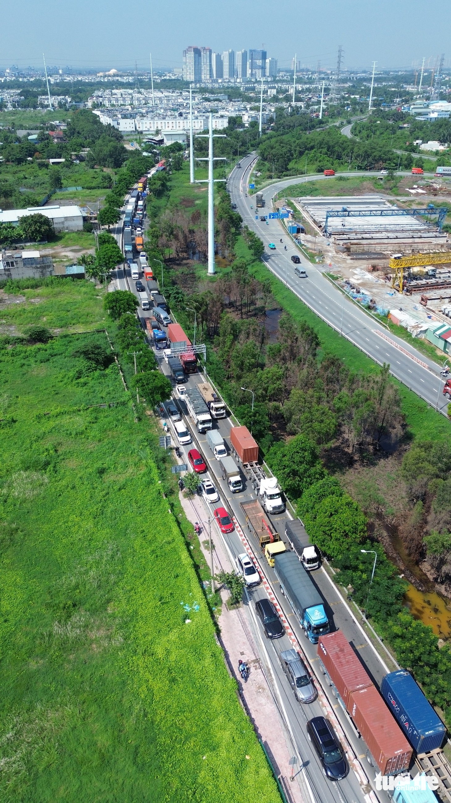 Xe cộ vẫn ra vào các bãi xe đường Võ Chí Công, đe dọa an toàn người dân khu đông TP.HCM - Ảnh 13.