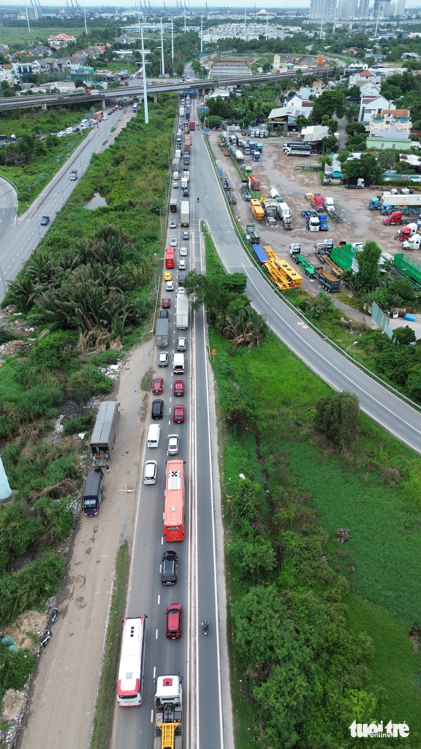 Xe cộ vẫn ra vào các bãi xe đường Võ Chí Công, đe dọa an toàn người dân khu đông TP.HCM - Ảnh 14.