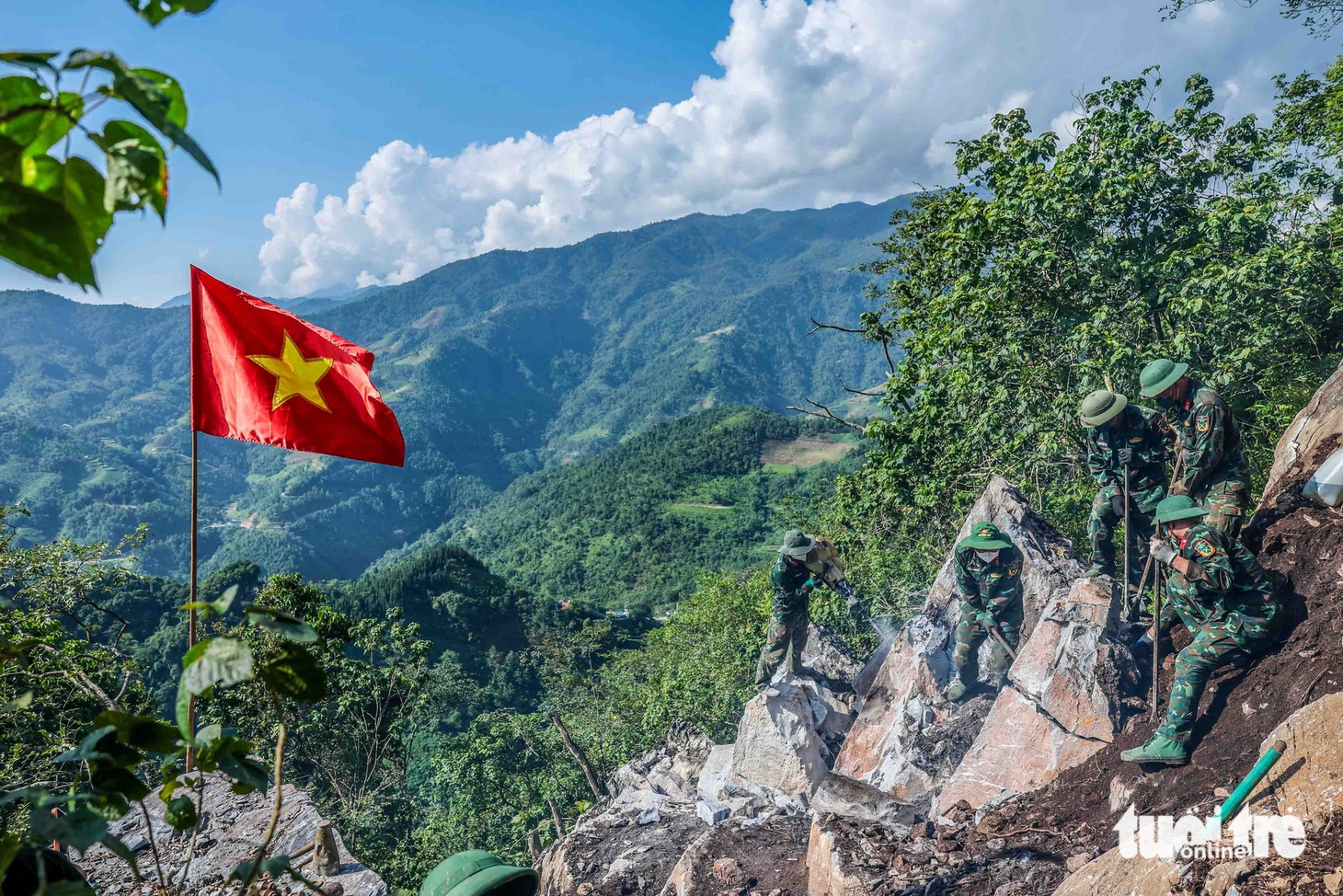 Bới từng hốc đá tìm liệt sĩ trên “Lò vôi thế kỷ” tại mặt trận Vị Xuyên - Ảnh 9.