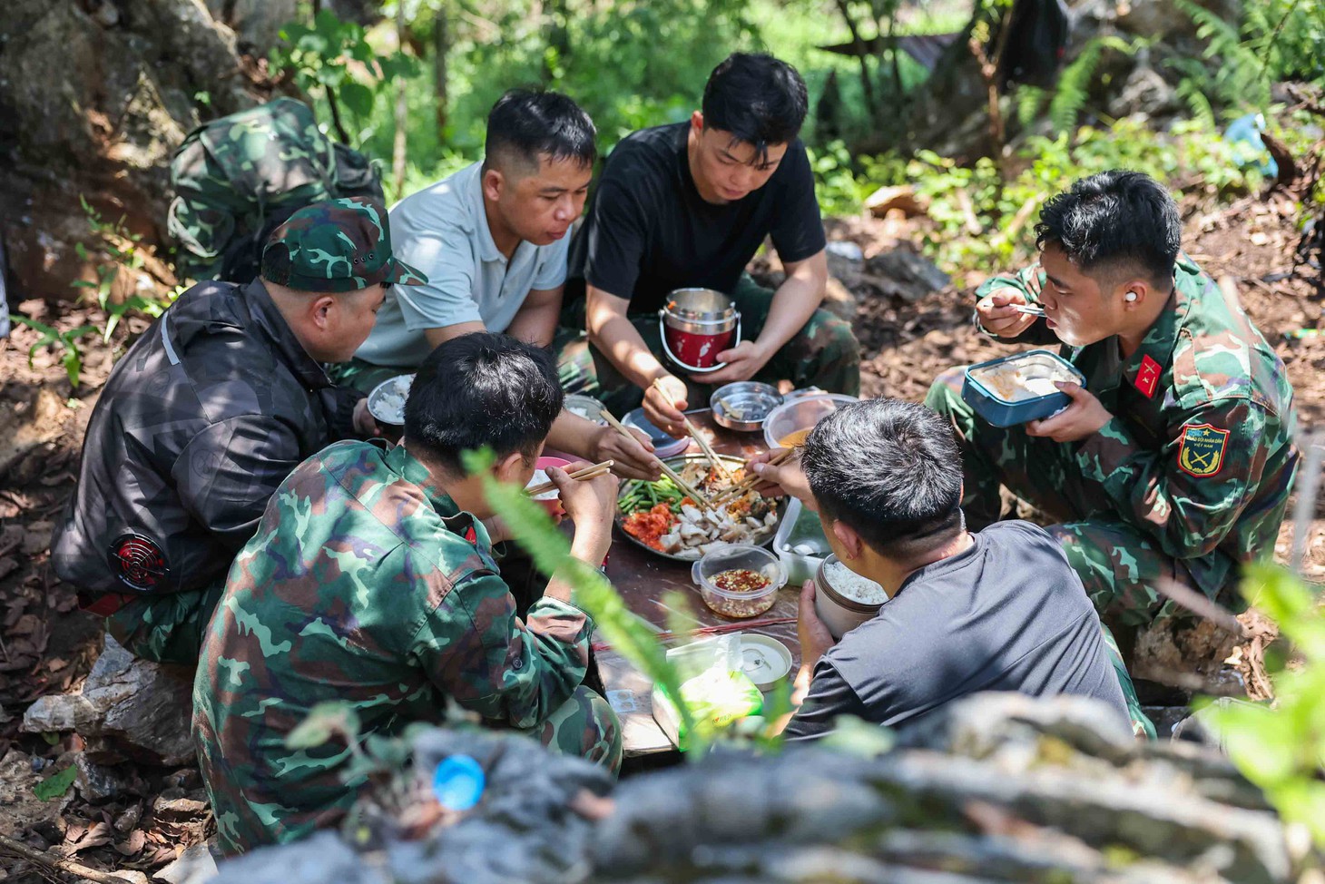 Bới từng hốc đá tìm liệt sĩ trên “Lò vôi thế kỷ” tại mặt trận Vị Xuyên - Ảnh 19.