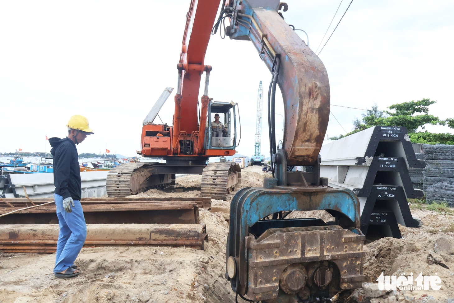 Hối hả thi công bờ kè giữ làng sát sông Thu Bồn - Ảnh 11.