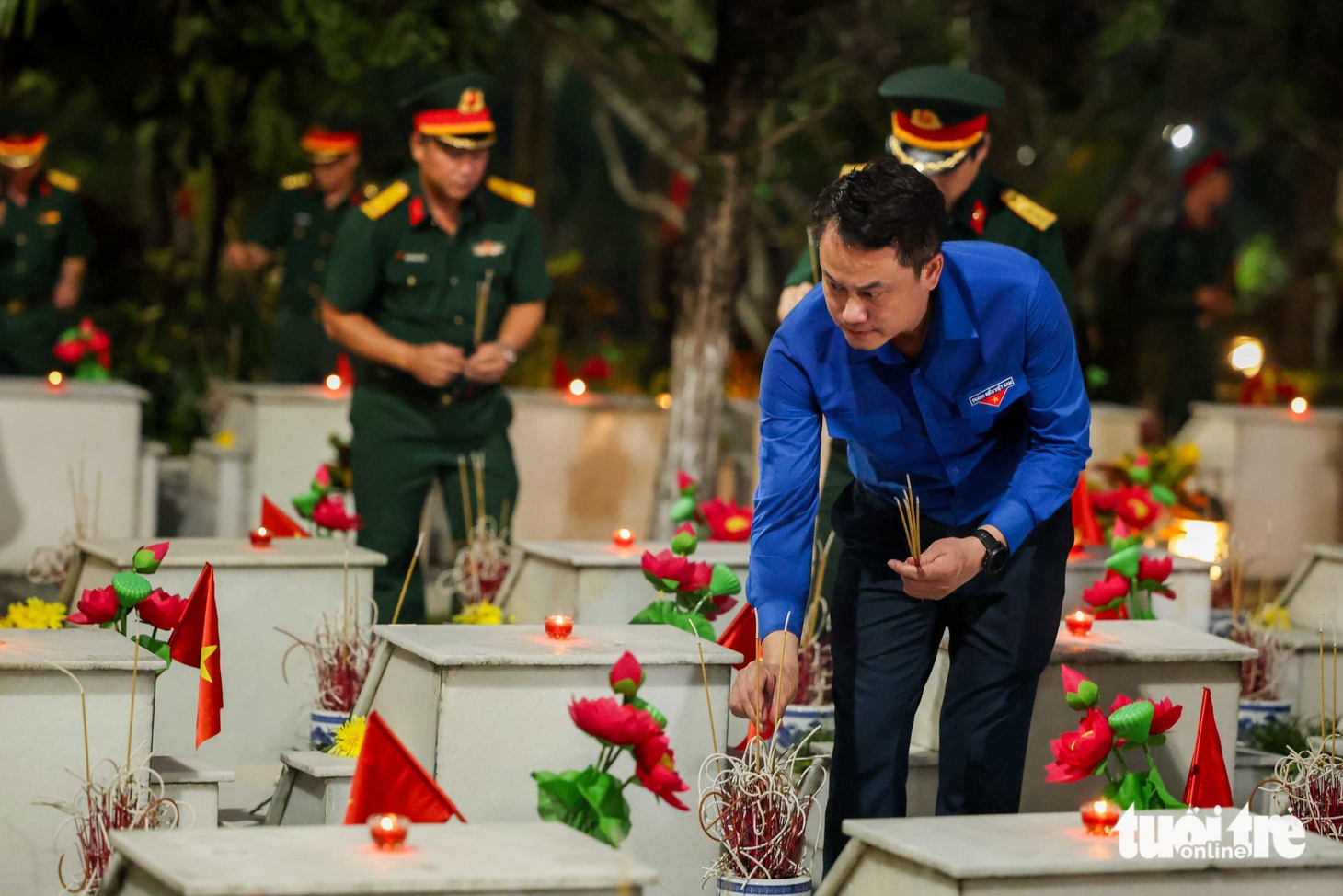 Thắp lên nghìn ngọn nến tri ân ở Nghĩa trang Liệt sĩ quốc gia Vị Xuyên - Ảnh 7.