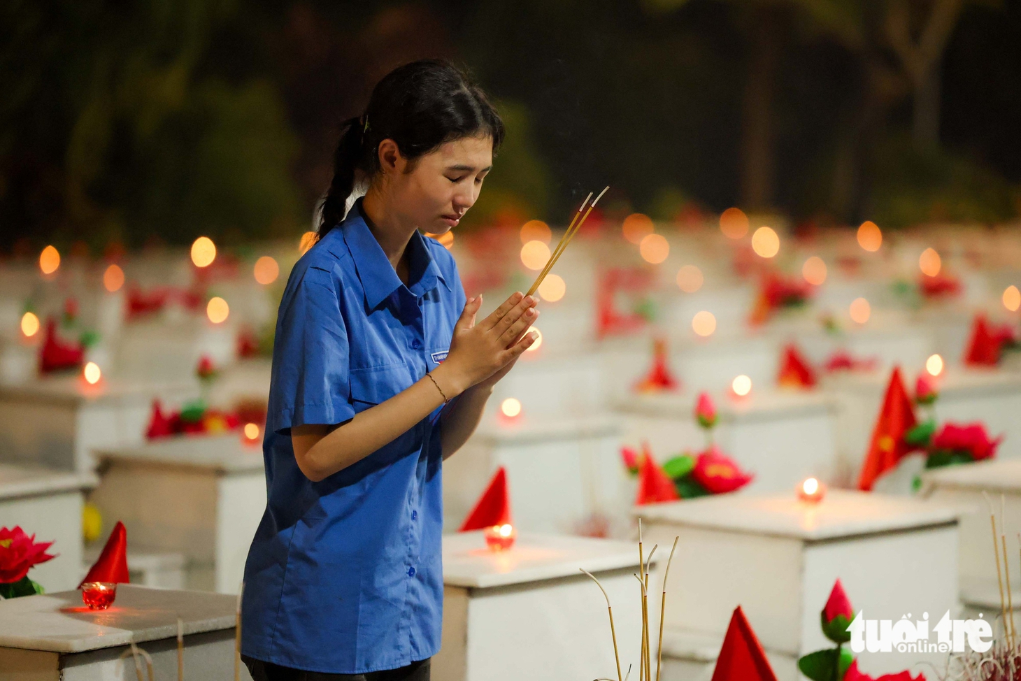 Thắp lên nghìn ngọn nến tri ân ở Nghĩa trang Liệt sĩ quốc gia Vị Xuyên - Ảnh 10.