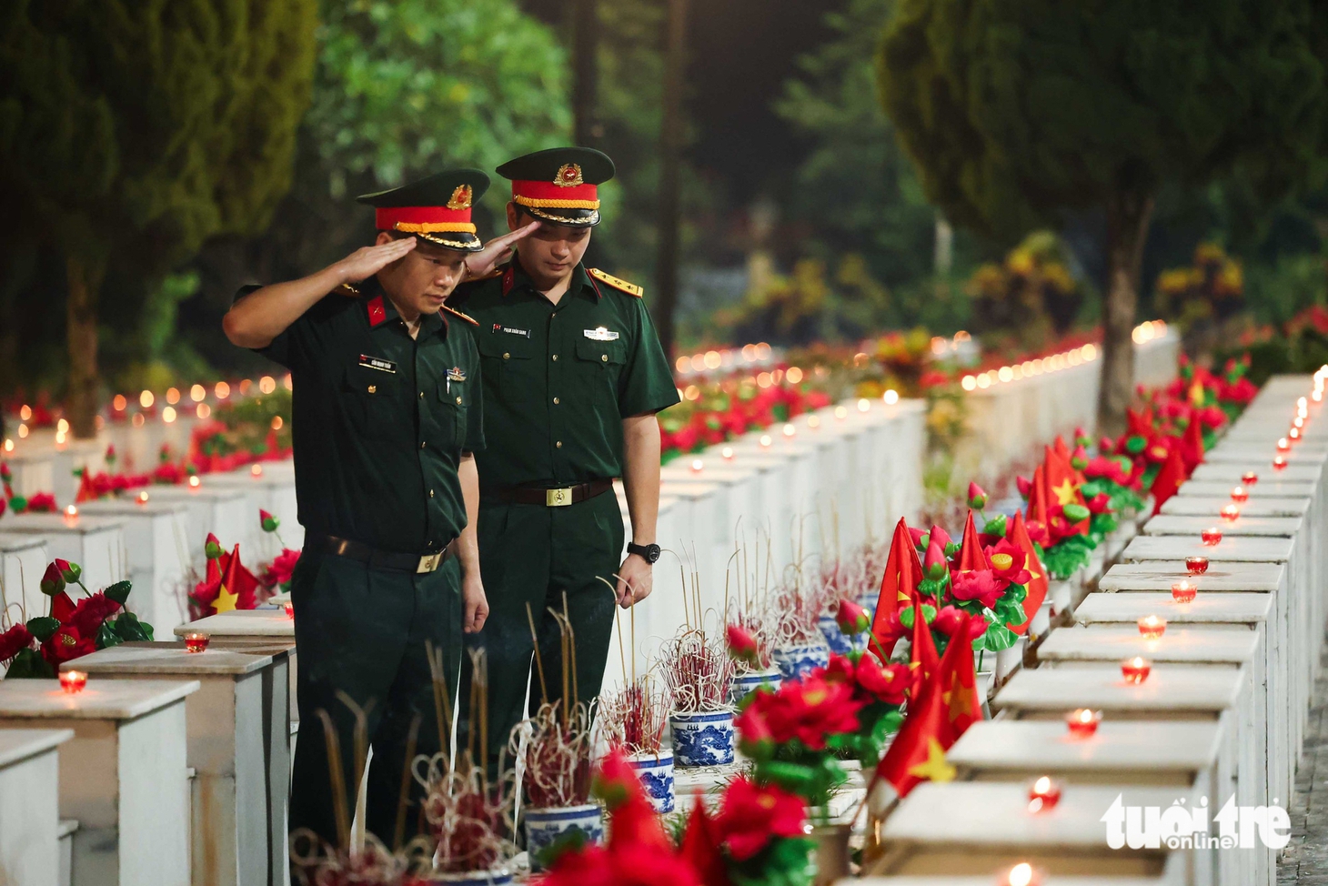 Thắp lên nghìn ngọn nến tri ân ở Nghĩa trang Liệt sĩ quốc gia Vị Xuyên - Ảnh 11.