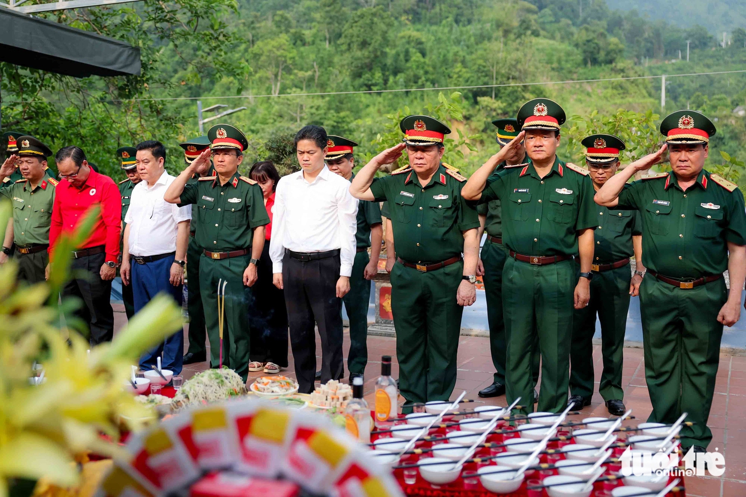 Đại tướng Nguyễn Trọng Nghĩa viếng liệt sĩ tại Mặt trận Vị Xuyên - Ảnh 3.