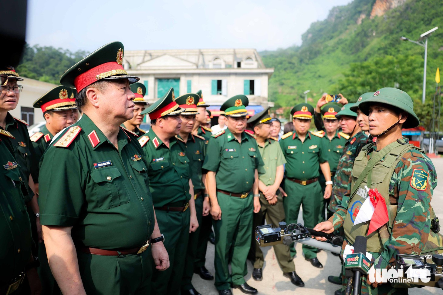 Đại tướng Nguyễn Trọng Nghĩa viếng liệt sĩ tại Mặt trận Vị Xuyên - Ảnh 6.