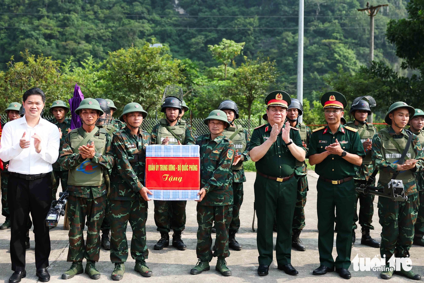Đại tướng Nguyễn Trọng Nghĩa viếng liệt sĩ tại Mặt trận Vị Xuyên - Ảnh 7.