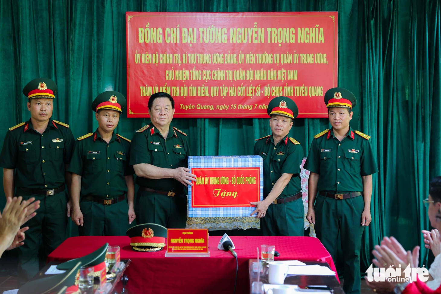 Đại tướng Nguyễn Trọng Nghĩa viếng liệt sĩ tại Mặt trận Vị Xuyên - Ảnh 8.