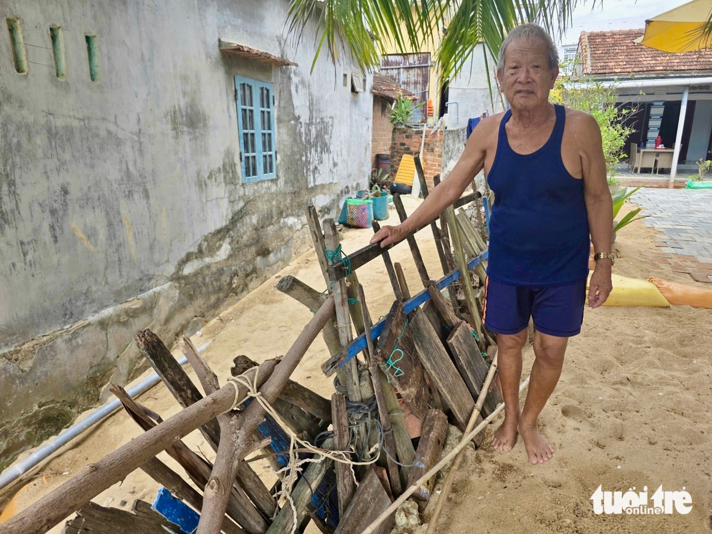 Kè chống sạt lở gần 200 tỉ đồng thành hình, dân ven biển vơi nỗi lo sóng dữ - Ảnh 2.
