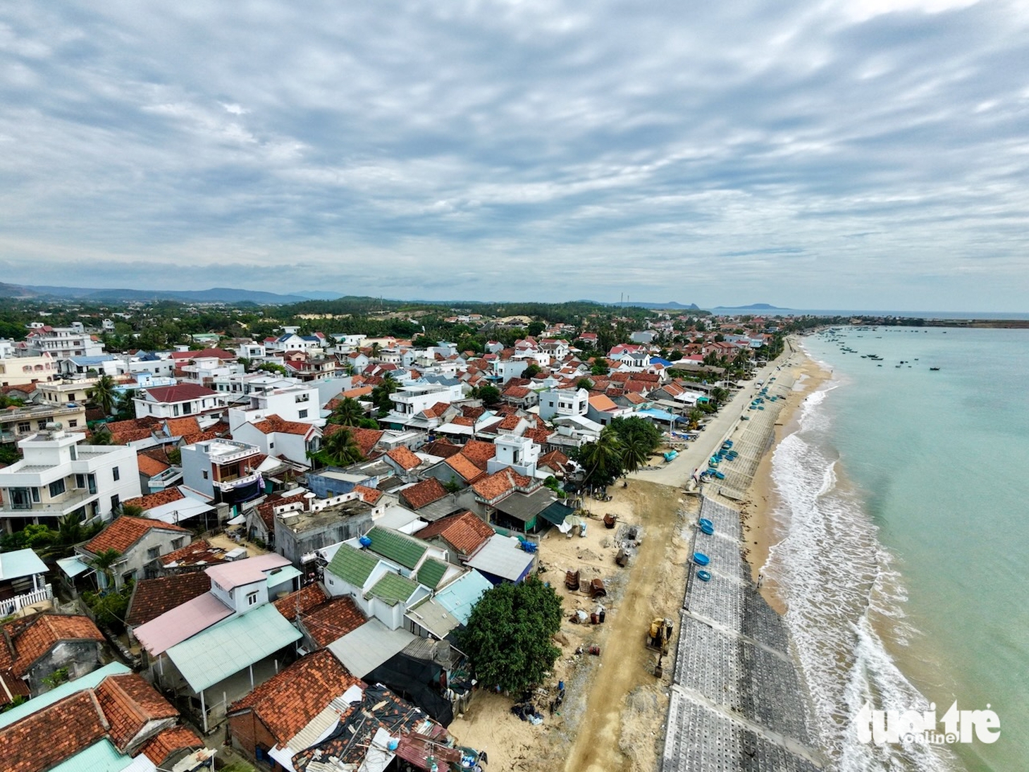 Kè chống sạt lở gần 200 tỉ đồng thành hình, dân ven biển vơi nỗi lo sóng dữ - Ảnh 3.