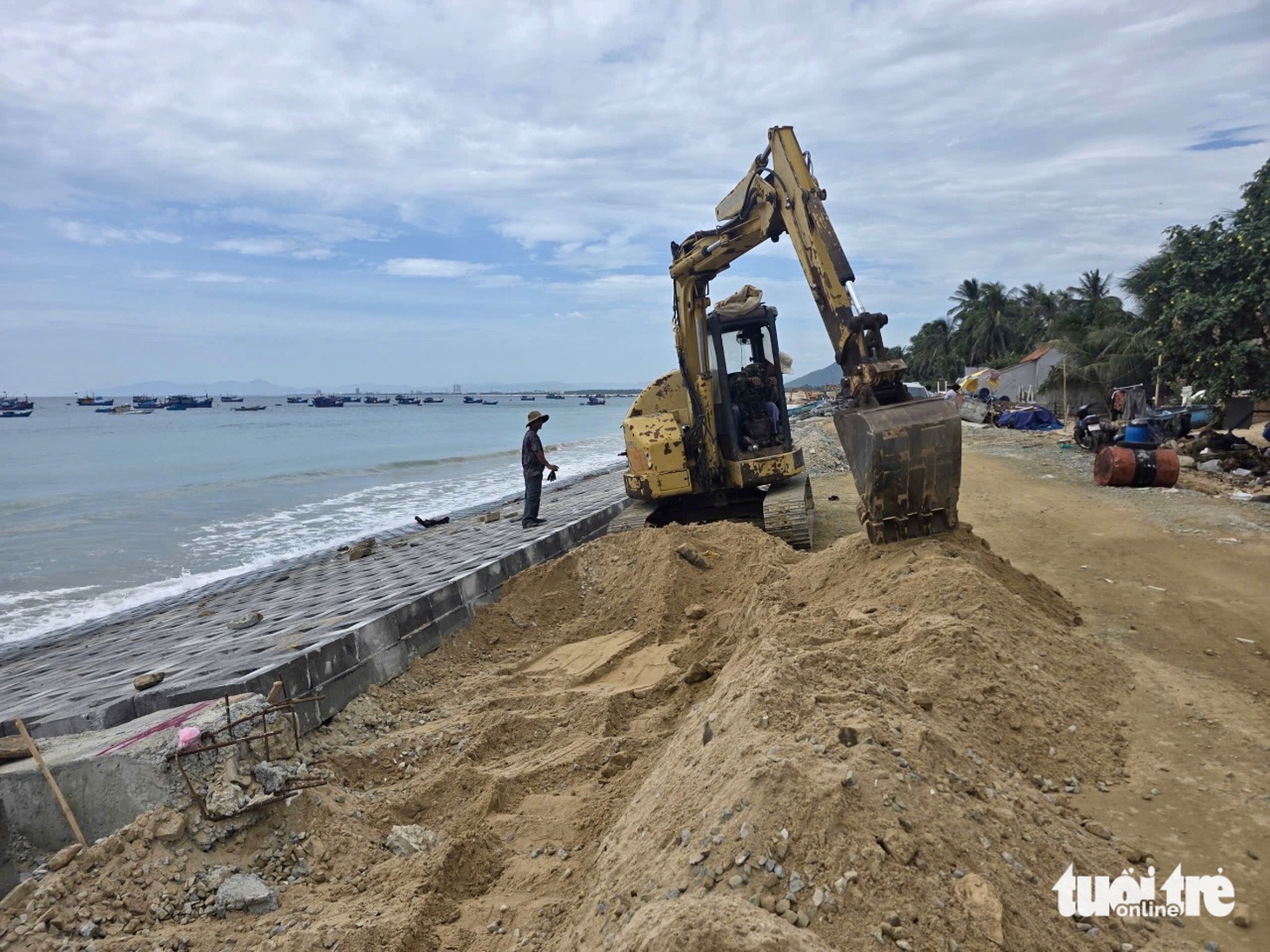 Kè chống sạt lở gần 200 tỉ đồng thành hình, dân ven biển vơi nỗi lo sóng dữ - Ảnh 4.
