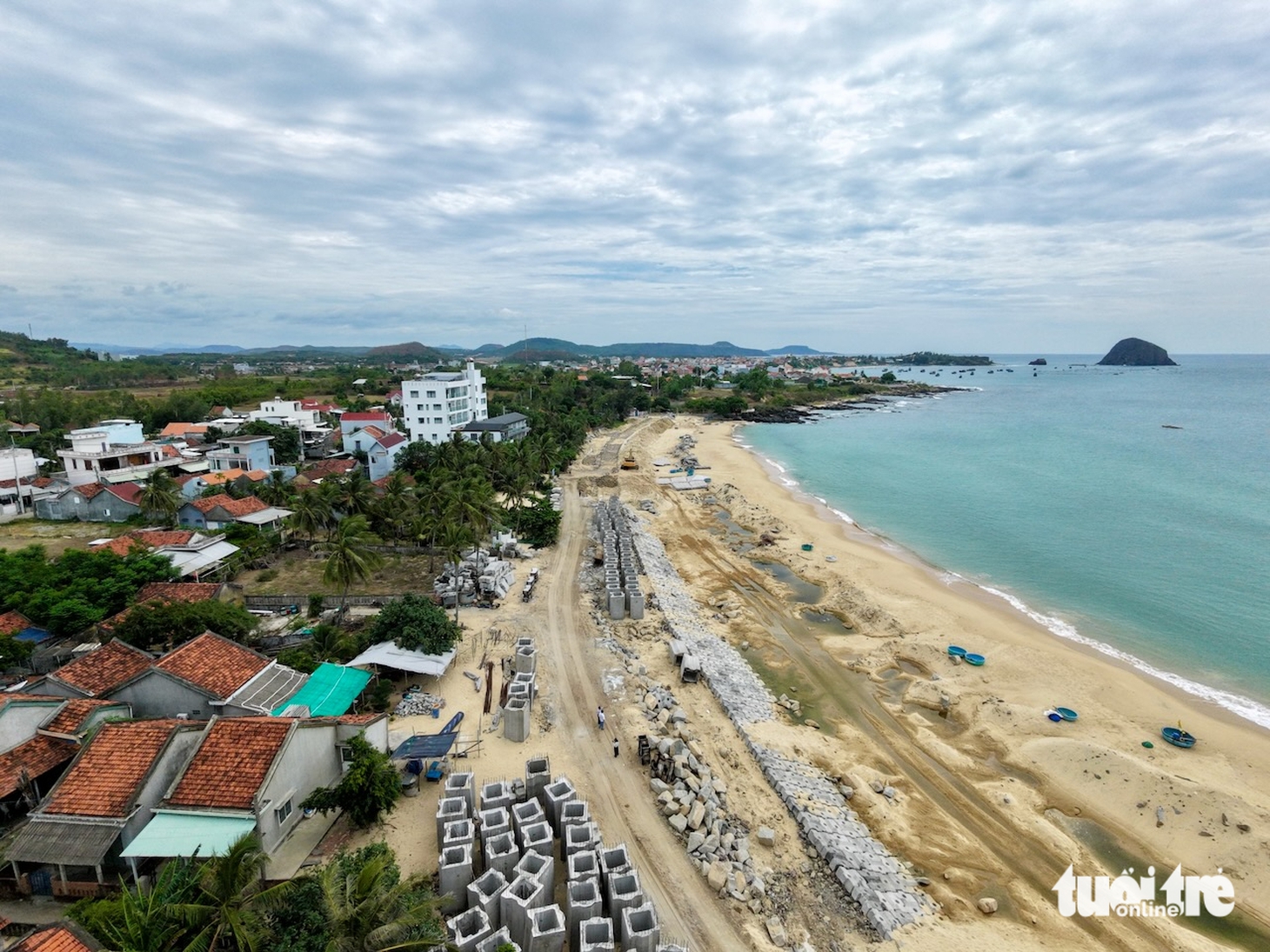 Kè chống sạt lở gần 200 tỉ đồng thành hình, dân ven biển vơi nỗi lo sóng dữ - Ảnh 8.