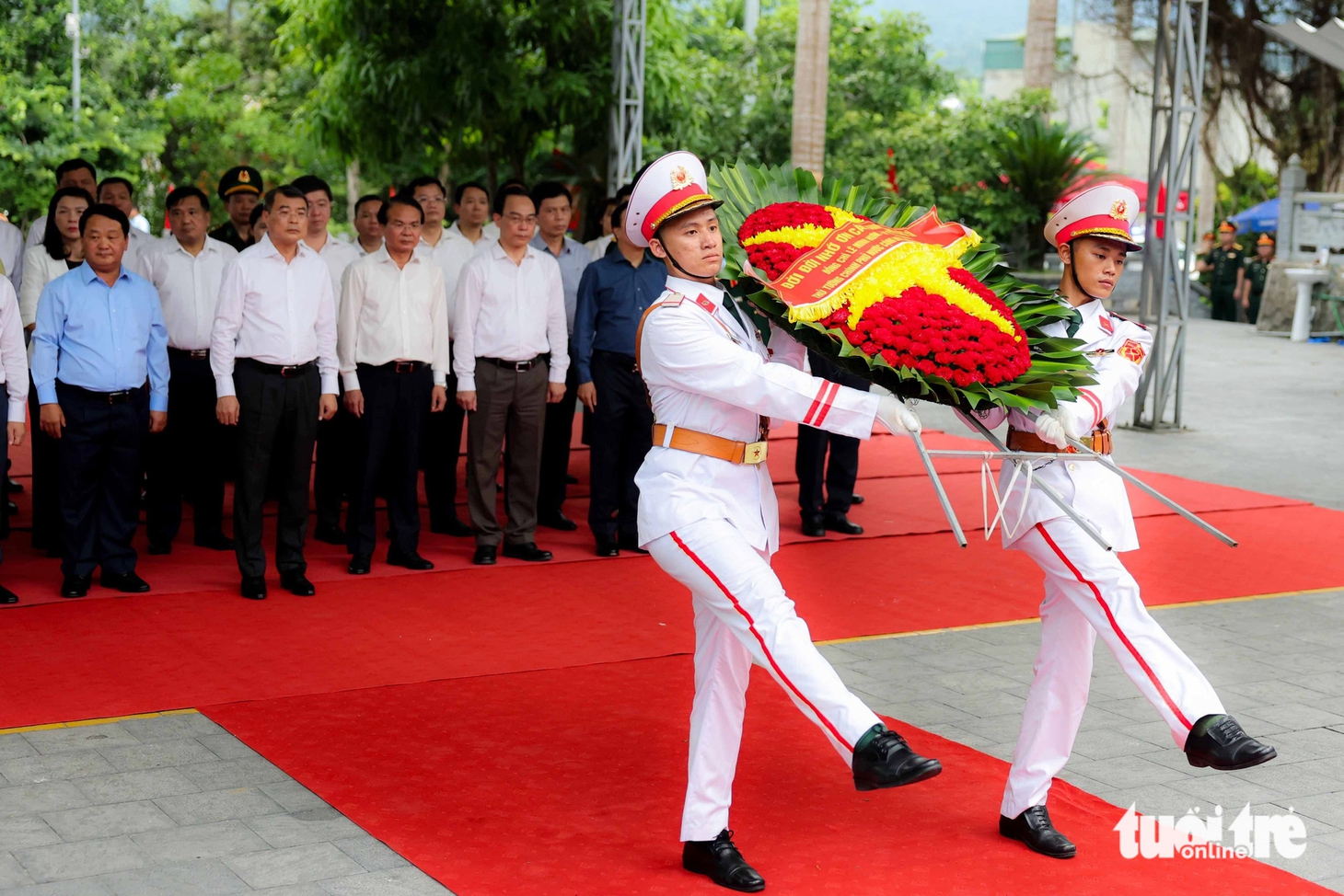 Thủ tướng Lê Minh Hưng dâng hương tại Nghĩa trang Liệt sĩ Quốc gia Vị Xuyên - Ảnh 4.