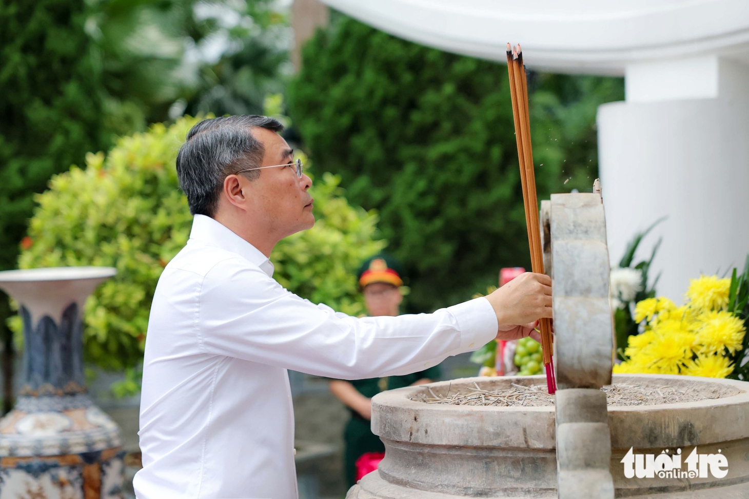 Thủ tướng Lê Minh Hưng dâng hương tại Nghĩa trang Liệt sĩ Quốc gia Vị Xuyên - Ảnh 5.