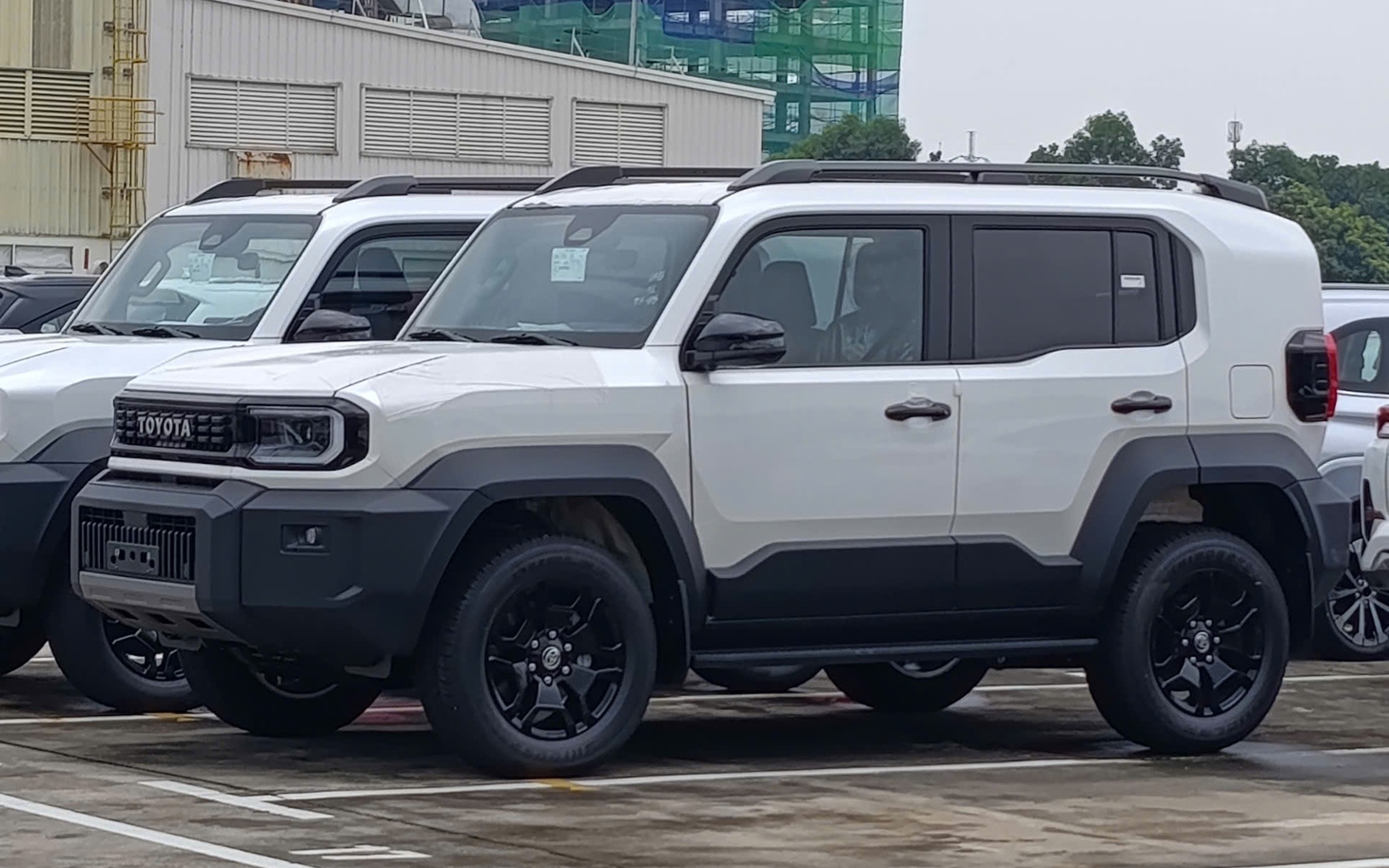 Toyota Land Cruiser FJ cập cảng Việt Nam, giá dự kiến hơn 1,1 tỉ đồng - Ảnh 1.
