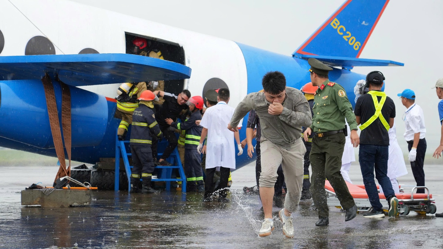 Diễn tập tình huống cứu hộ máy bay sập càng, bốc cháy khi hạ cánh sân bay Nội Bài - Ảnh 3.