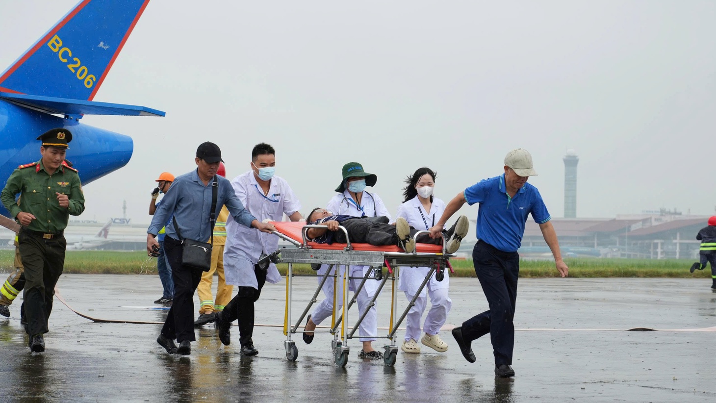 Diễn tập tình huống cứu hộ máy bay sập càng, bốc cháy khi hạ cánh sân bay Nội Bài - Ảnh 4.
