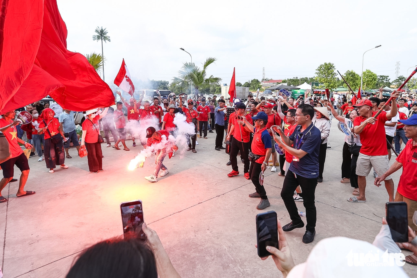 Sân vận động Thái Nguyên đông nghịt người trước trận đội tuyển Việt Nam đấu Myanmar - Ảnh 3.