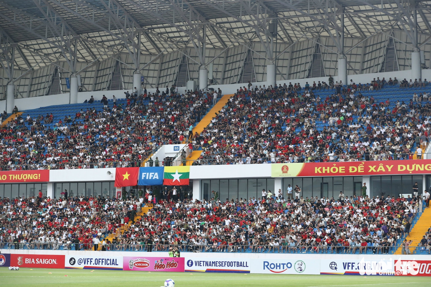 Sân vận động Thái Nguyên đông nghịt người trước trận đội tuyển Việt Nam đấu Myanmar - Ảnh 7.