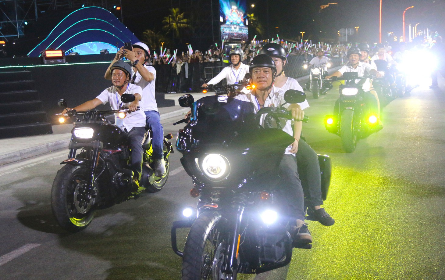 Đường phố Nha Trang rực rỡ sắc màu trong lễ hội Carnival - Ảnh 2.