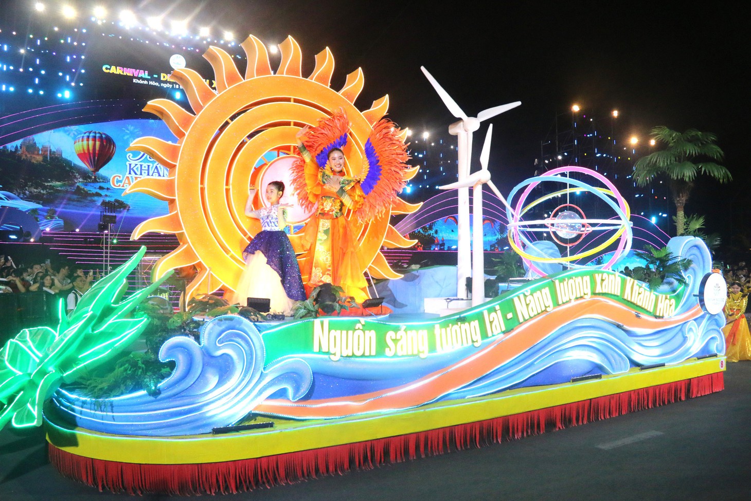 Đường phố Nha Trang rực rỡ sắc màu trong lễ hội Carnival - Ảnh 9.
