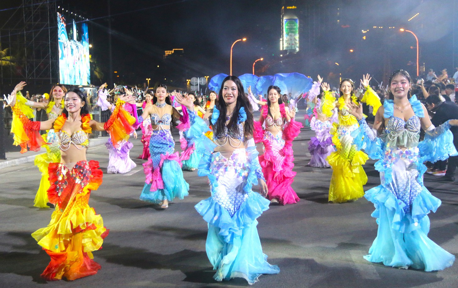 Đường phố Nha Trang rực rỡ sắc màu trong lễ hội Carnival - Ảnh 1.