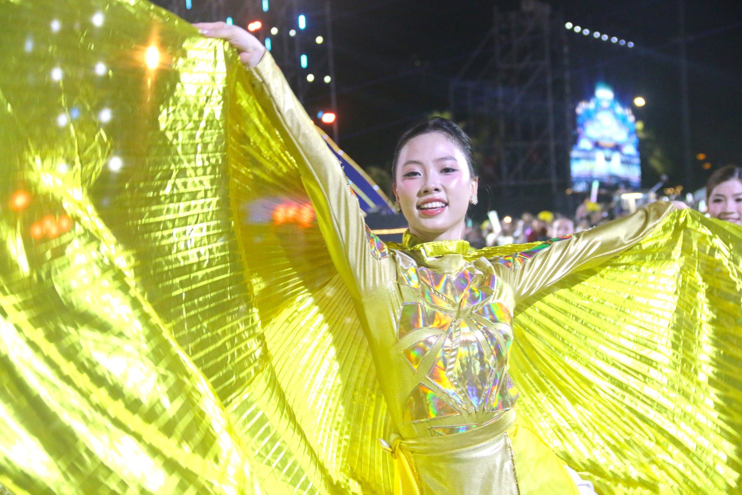 Đường phố Nha Trang rực rỡ sắc màu trong lễ hội Carnival - Ảnh 5.