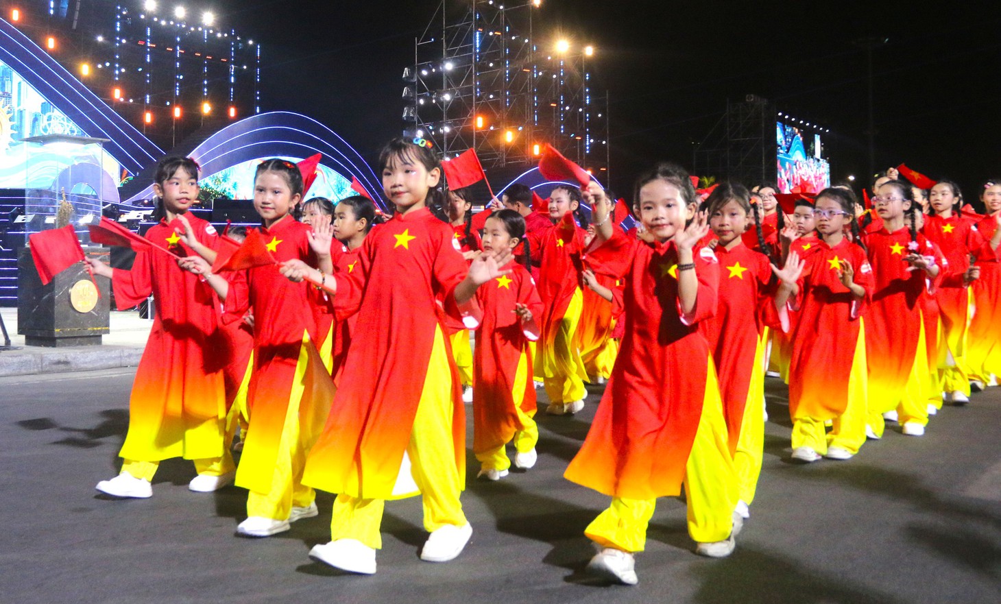 Đường phố Nha Trang rực rỡ sắc màu trong lễ hội Carnival - Ảnh 8.