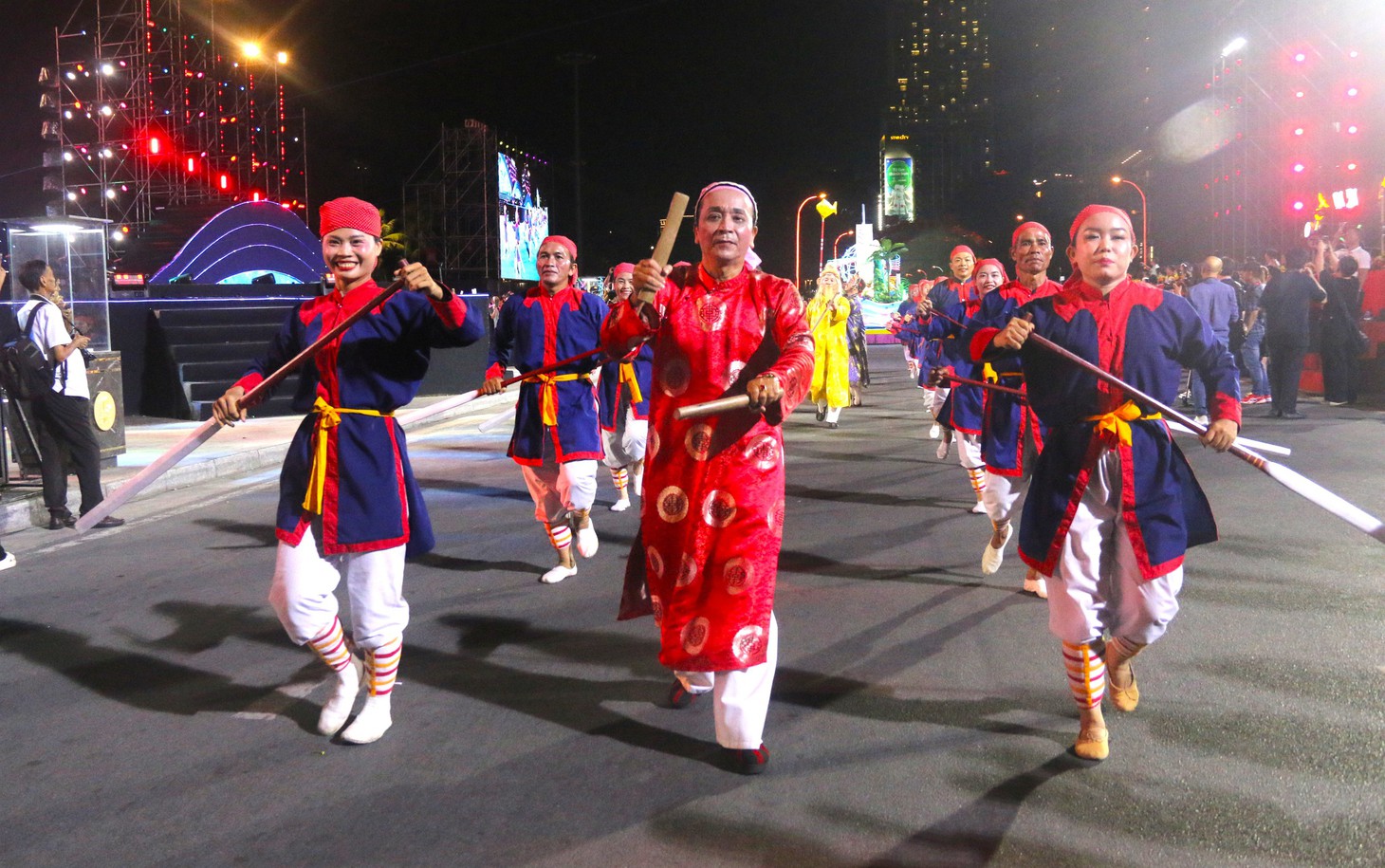 Đường phố Nha Trang rực rỡ sắc màu trong lễ hội Carnival - Ảnh 7.
