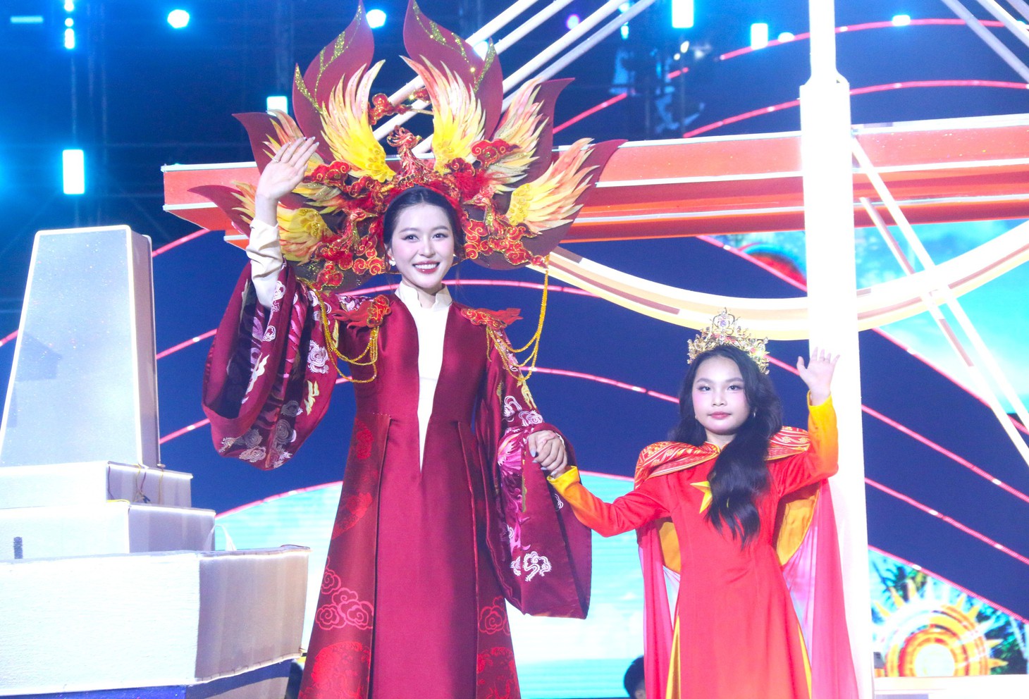 Đường phố Nha Trang rực rỡ sắc màu trong lễ hội Carnival - Ảnh 10.