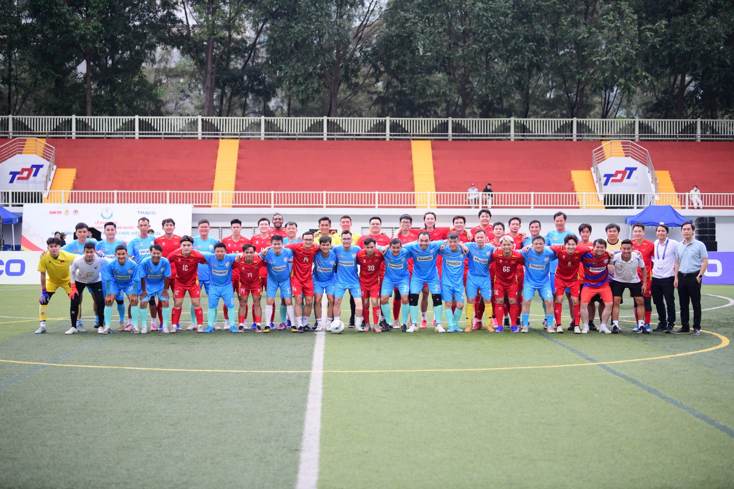 Đội bóng All Stars SG FC cùng Ban tổ chức Giải bóng đá công nhân, viên chức Việt Nam ra sân 'tiếp sức' người lao động - Ảnh 1.